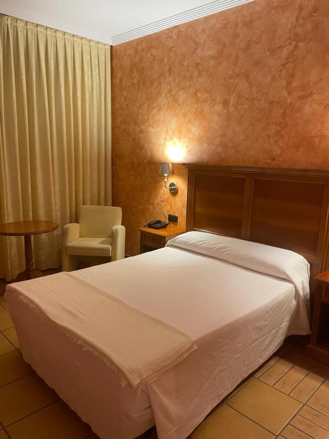 Hospedium Hotel Dona Mafalda De Castilla Plasencia Bagian luar foto